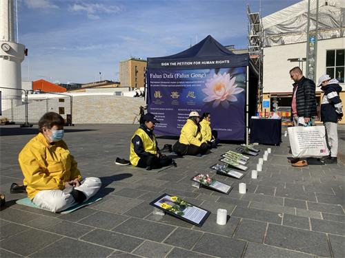 圖2：芬蘭法輪功學員在市中心進行燭光紀念活動