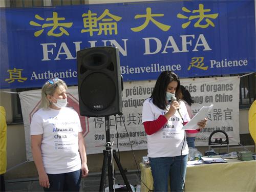 '圖4：結束中國濫用移植器官協會法國代表呂納（Fiorella Luna）女士（右）在集會上譴責中共活摘法輪功學員器官牟取暴利。'