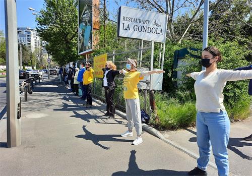 '圖1～2：二零二一年四月二十四日及二十五日，羅馬尼亞部份法輪功學員來到位於首都布加勒斯特市中共駐羅馬尼亞大使館和平抗議，呼籲制止迫害。'