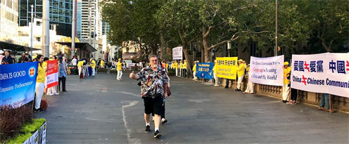 '圖1～3：二零二一年四月二十三日，法輪功學員在悉尼市政廳（Town Hall）前集會，悉尼民眾讚賞「四﹒二五」精神。'