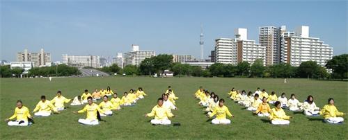 '圖1～2：東京法輪功學員在公園集體煉功。'
