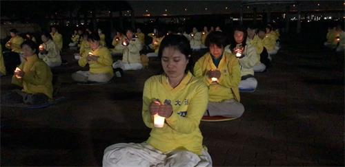 '圖11～12：東京法輪功學員舉行燭光悼念，悼念多年來在中國被迫害致死的法輪功學員。'