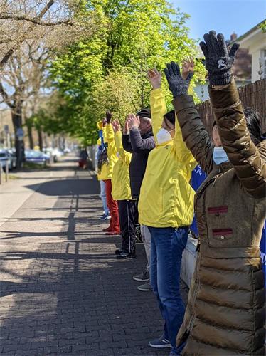 '圖5：四月二十三日，法輪功學員在法蘭克福中領館前舉辦紀念「四﹒二五」和平上訪二十二週年活動。'