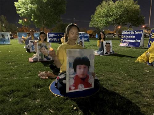 '圖3：越南裔學員克莉絲緹娜參加燭光夜悼'