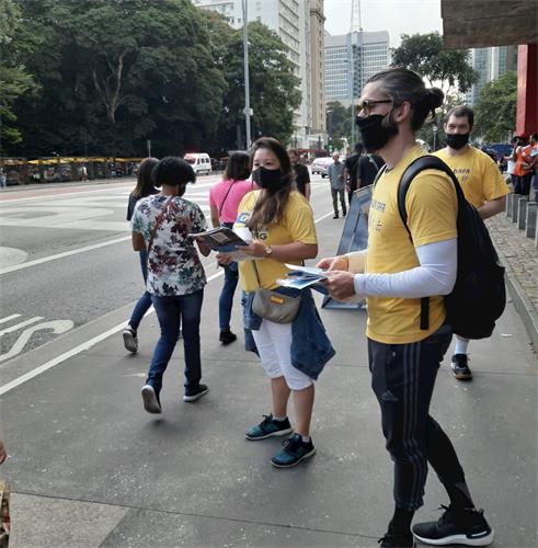 '圖2：巴西學員在聖保羅人大道向民眾們傳遞真相'