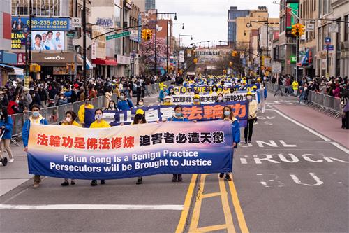 圖1： 2021年4月18日，上千名大紐約地區中西族裔法輪功學員在華人社區法拉盛舉行遊行和集會，紀念四﹒二五，抗議中共迫害。