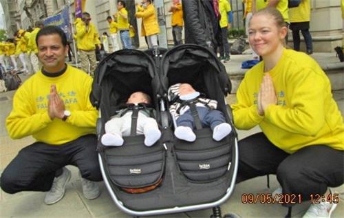 '圖2：拉悉塔﹒森納尼亞克和他的太太拉琪麗帶著一對雙胞胎兒子前來參加慶祝「五一三」的活動。'