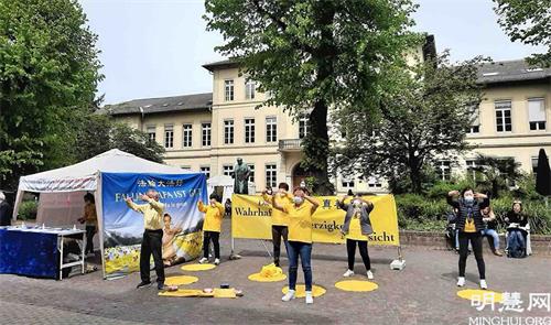 '圖2：二零二一年五月八日，法輪功學員在海德堡的本生廣場（Bunsenplatz） ，慶祝世界法輪大法日。'