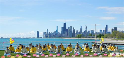 '圖2：5月8日，大芝加哥地區部份法輪功學員在密西根湖畔集體煉功，慶祝「世界法輪大法日」，並恭賀師父華誕。'