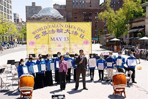 '圖1：五月十一日，紐約部份法輪功學員在紐約市中心聯合廣場歡慶世界法輪大法日，紐約州政要褒獎法輪大法。'