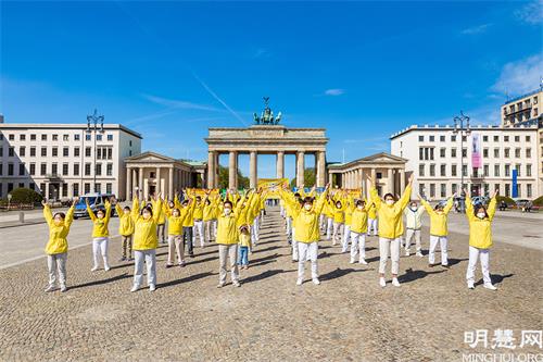 圖2～3：二零二一年五月八日，法輪功學員在柏林勃蘭登堡門前煉功，恭祝師尊七十歲華誕。