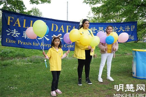 '圖3：大法小弟子薩拉（Sara K.，中）和其他孩子一起參加了2021年5月13日在紐倫堡沃德湖畔的法輪大法日慶祝活動。'