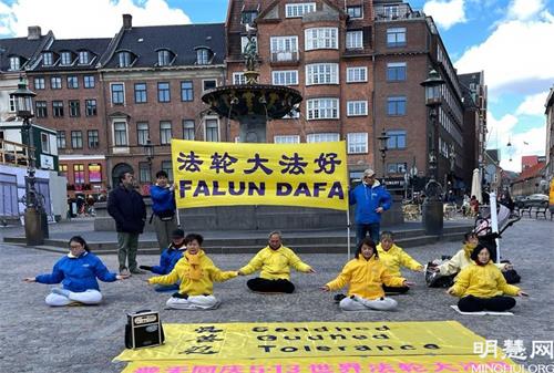 '圖2：丹麥法輪功學員在哥本哈根老廣場煉功，慶祝第二十二屆世界法輪大法日'