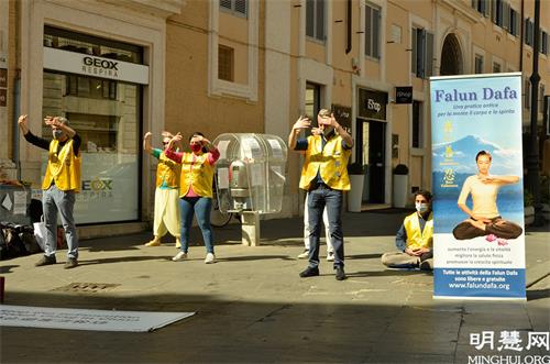 圖1：羅馬法輪功學員在市中心的科爾索大街（Via del Corso）舉行了講真相活動