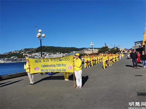 '圖1～2：新西蘭法輪功學員遊行慶祝世界法輪大法日。'