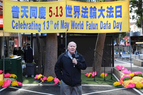 '圖4：二零二一年五月十五日，墨爾本法輪功學員在著名華人聚居區舉行的慶祝「五一三世界法輪大法日」的集會慶典上，澳洲國家公民委員會前主席威斯特摩爾（Peter Westmore）先生發言。'