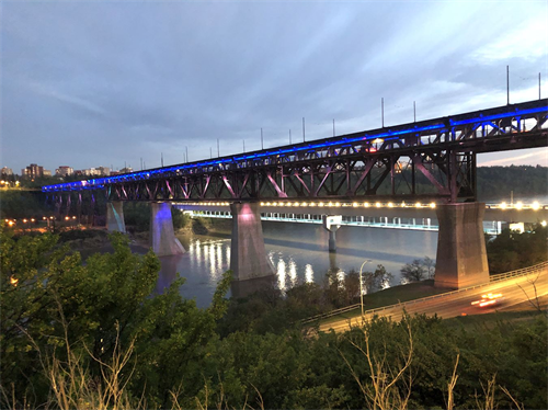 '圖1～2：二零二一年五月二十日晚，加拿大亞省首府埃德蒙頓以彩燈點亮地標建築高架橋 （High Level Bridge），以示慶祝世界法輪大法日。'