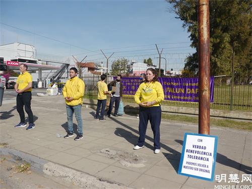 '圖5：在中共駐阿根廷中使館對面的街道上演示法輪功功法。'