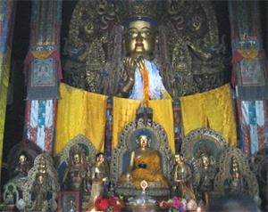 '拉卜楞寺的彌勒佛像正前下方安放著一尊釋迦牟尼佛的小銅像（大紀元）'