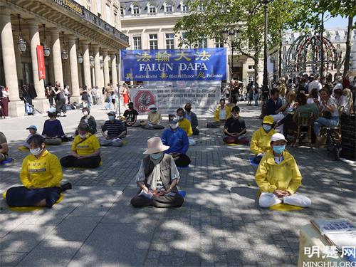 '圖8：五月三十日下午，法輪功學員在巴黎一區的柯萊特廣場（Place Colette）進行了煉功和講真相的活動。'