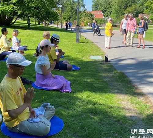 '圖1～2：法輪功學員在在哥德堡的植物公園舉行弘法活動'