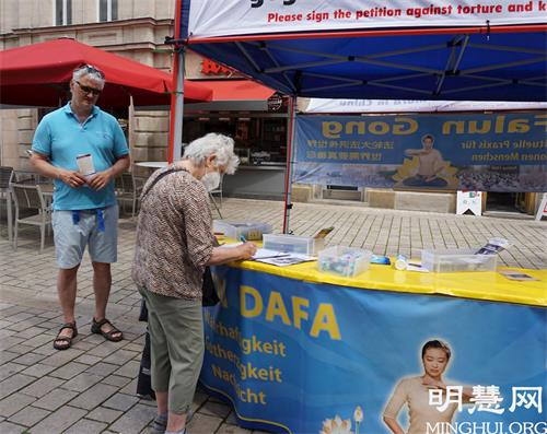 '圖1～2：2021年6月12日，德國巴伐利亞州弗蘭肯地區的部份法輪功學員在菲爾特市的三王噴泉前舉行信息日'