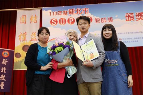 '圖1：台灣新北市新莊國中朱家蔚（右二）獲獎後與家人、學校教師會長合影。'