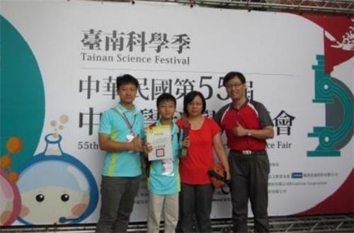 '圖3：二零一五年七月，朱家蔚與同仁共同指導學生參加全國科展，榮獲生活與應用科學科第一名，與家長學生合影。'