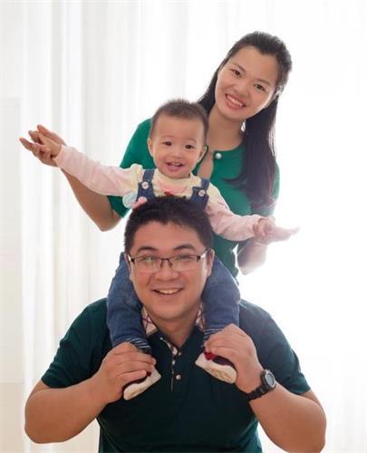 '圖：趙帥和妻子於二零一七慶祝年女兒一週歲，拍攝於海南家中'