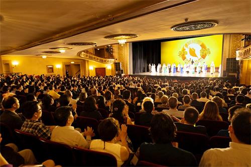 '圖1：神韻紐約藝術團於二零二一年六月二十六日在康州斯坦福派雷斯劇院（The Palace Theatre）拉開了2021-2022年全球巡迴演出首站演出的序幕。圖為，二十六日晚演出結束時，觀眾報以雷動掌聲向演員致謝。'