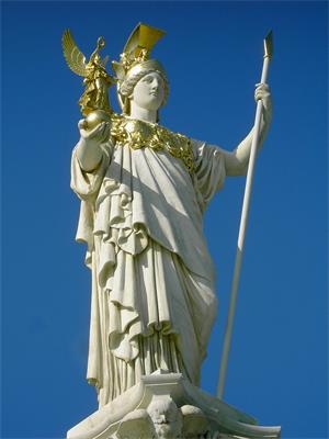 圖例：奧地利議會大廈前的帕拉斯﹒雅典娜雕像（Pallas Athene Statue），建於1893 ～1902年。雕像展現了雅典娜頭戴戰盔，胸背披甲，一手持矛，一手托著勝利女神的姿態。