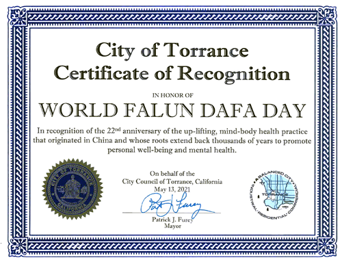 '圖：洛杉磯地區南部的托拉斯市（Torrance）市長帕特裏克﹒弗瑞（Patrick Furey）頒發嘉獎狀，表彰世界法輪大法日。'