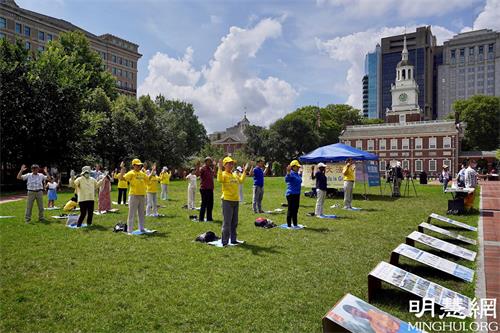 '圖1：二零二一年七月十日，美國大費城地區部份法輪功學員在費城自由鐘廣場舉辦集會，紀念法輪功學員反迫害二十二週年。'