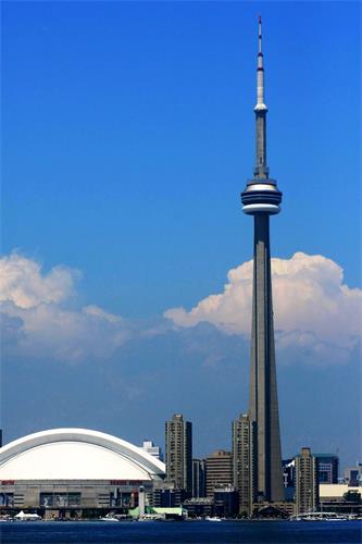 圖1：豎立在加拿大多倫多市中心的國家電視塔（CN Tower）高553米，是加拿大國家十大景觀之一，來多倫多的遊客們必訪的景點。