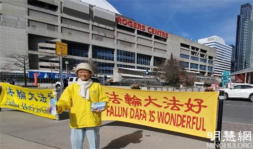 圖3 - 4：慈祥的黃奶奶滿臉笑容迎接中國遊客。