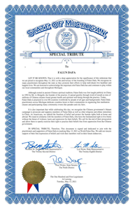 '圖6：密西根州第二十二區州眾議員理查德﹒斯蒂恩漢德（Rep. Richard Steeenland）、第二十八區州眾議員羅瑞﹒斯通（Rep. Lori Stone）和第九區州參議員保羅﹒沃伊諾（Paul Wojno）共同簽署了一份特殊褒獎令'