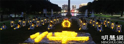 圖4：休士頓法輪功學員的燭光夜悼活動