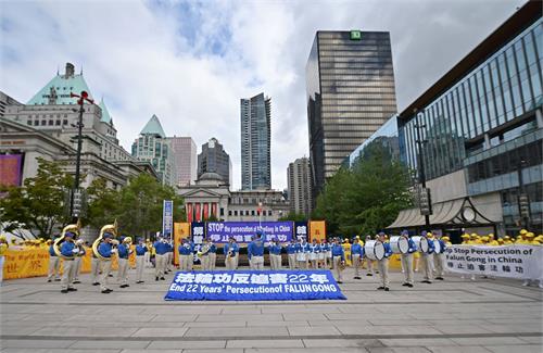 '圖1：反迫害二十二週年之際，二零二一年七月十七日，加拿大溫哥華部份法輪功學員在市中心舉行了大型集會，呼籲制止迫害。'
