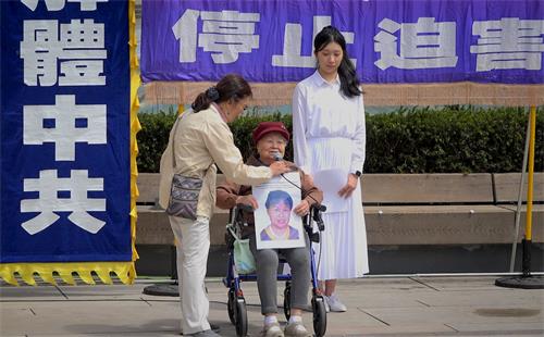 '圖10：九十四歲的溫哥華居民杜惠卿坐輪椅前來參加集會，呼籲幫助營救在中國遭中共迫害的女兒楊錦妍。'