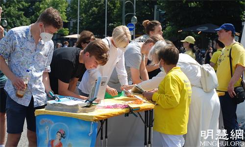 圖15：在維滕貝格廣場（Wittenbergplatz）設立了信息攤位，有的路人在看完遊行後來信息攤位簽名