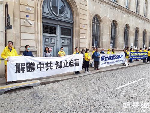 '圖4～6：2021年7月17日下午，法國法輪功學員在巴黎中使館前進行了反迫害的集會活動，呼籲停止迫害法輪功。'