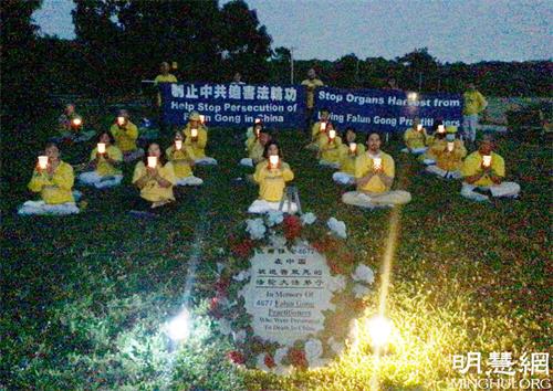 '圖1～2：美國密蘇裏州聖路易斯地區的法輪功學員們在反迫害二十二週年之際，悼念被中共迫害致死的中國大陸同修。'
