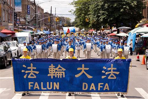 '圖2：2021年7月18日，紐約地區部份法輪功學員近千人在紐約的第三大華人社區──布魯克林（又稱布碌侖）第八大道遊行，呼籲停止迫害。'