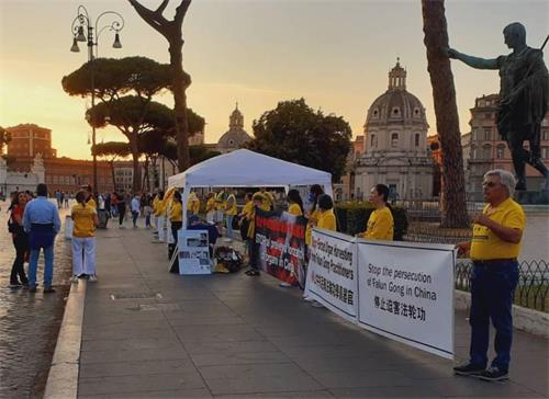 '圖1～3：法輪功學員在意大利羅馬的老城中心舉辦活動，揭露中共迫害。'