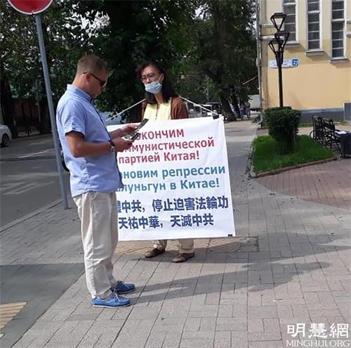 '圖1～2：俄羅斯伊爾庫茨克法輪功學員在中國領事館外舉行了單人抗議活動'