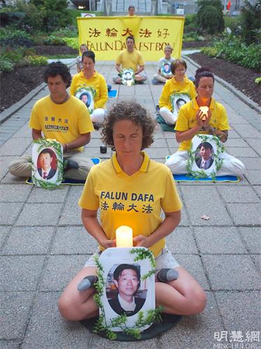 '圖1～3：2021年7月20日，加拿大舍布魯克市（Sherbrooke）部份法輪功學員在市政廳前舉行燭光悼念，紀念反迫害22週年。'