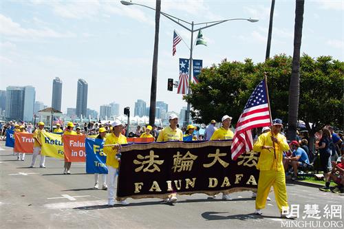 2021年7月3日，加州聖地亞哥縣科羅納多市（Coronado）舉行第72屆美國獨立日國慶遊行。圖為法輪功學員的橫幅隊。
