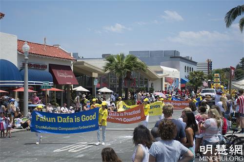 2021年7月3日，加州聖地亞哥縣科羅納多市（Coronado）舉行第72屆美國獨立日國慶遊行。圖為法輪功學員的橫幅隊。
