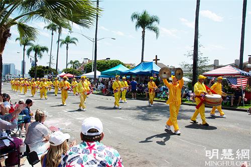 6和7: 2021年7月3日，加州聖地亞哥縣科羅納多市（Coronado）舉行第72屆美國獨立日國慶遊行。圖為法輪功學員的腰鼓隊。