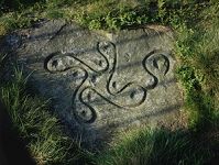 '英格蘭約克郡發現的刻有「卍」的巨石，距今4000年左右。'
